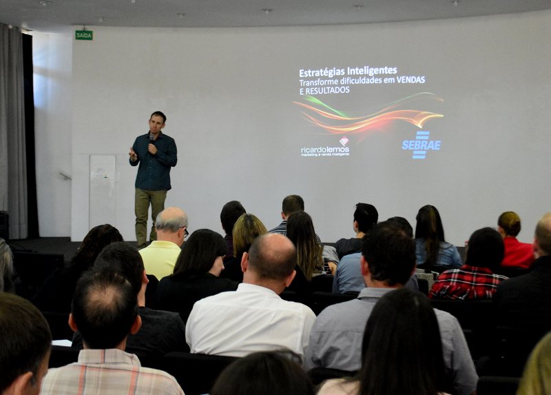 Fenac e Sebrae promovem palestra sobre vendas durante a Semana do Calçado Fenac e Sebrae promovem palestra sobre vendas durante a Semana do Calçado