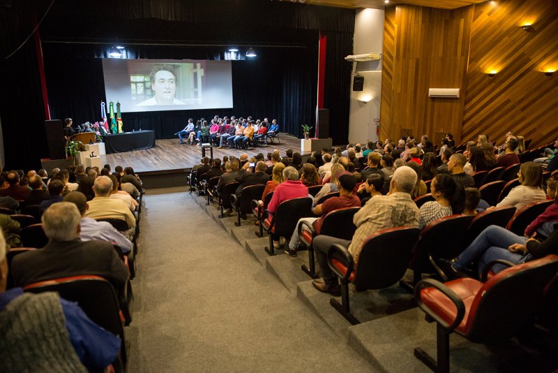 Noite de entrega de diplomas e de celebração pelos dez anos da Escola de Sapateiros Noite de entrega de diplomas e de celebração pelos dez anos da Escola de Sapateiros